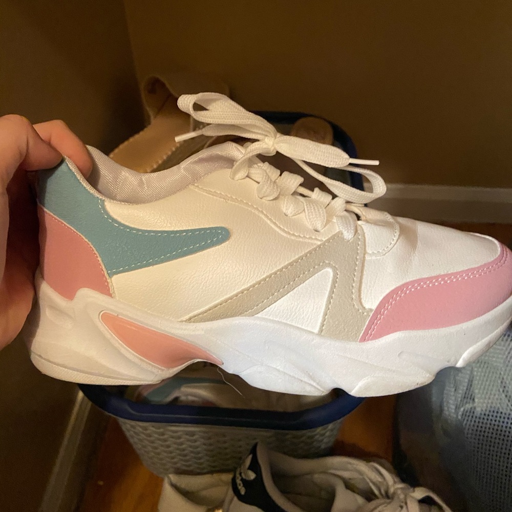 chunky tennis shoes! fila look alike